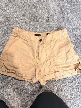 Vintage Y2K H&M Women's Khaki Utility Cuffed Shorts